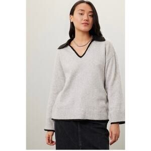 WEWOREWHAT
V-Neck Sweater 💝